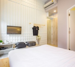 Двухместный номер Deluxe с балконом двуспальная кровать в Nornyaowarat Hostel