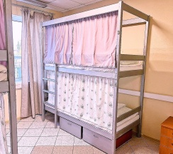 Кровать в мужской 4х местной комнате с электронным замком в Аэроотель