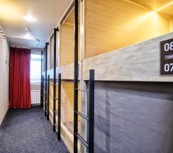 Одноместный номер-капсула с окном в общей комнате в The kubz capsule hotel