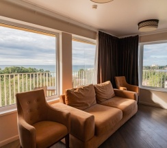 Двухместный полулюкс (Главный корпус) с 2 комнатами с балконом двуспальная кровать в Литфонд