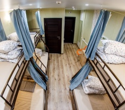 Женский номер на 8 человек с ванной комнатой. Верхнее место (ширина 90 см.) в Nice hostel Crocus