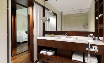 Двухместный люкс Hospitality с видом на город двуспальная кровать в Minsk Marriott Hotel