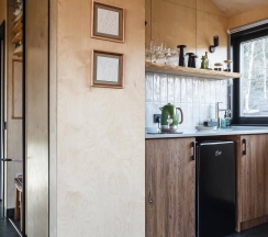 Зелёный дом 2 комнаты с камином и чаном в окружении леса в Timeless