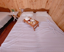 3-х местный «Домик» с двуспальной кроватью в Антиас