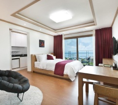 Четырёхместный номер Deluxe двуспальная кровать в Familia Hotel Jeju