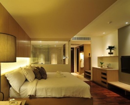 Четырёхместный номер Sunset Deluxe с балконом и с видом на бассейн в Phuket Graceland Resort And Spa