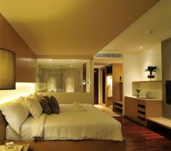 Четырёхместный номер Sunset Deluxe с балконом и с видом на бассейн в Phuket Graceland Resort And Spa