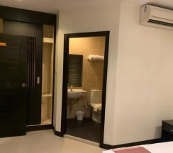 Двухместный номер Standard без окна двуспальная кровать в Lub Sbuy Hostel