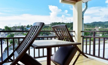 Двухместный номер Standard с балконом двуспальная кровать в Outdoor Inn Kata Hotel
