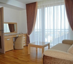 Люкс c 1 комнатой с балконом и с красивым видом из окна в Diana Palace