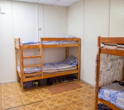 Кровать в общем номере с красивым видом из окна в Хостел 44