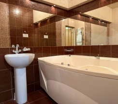 Номер улучшенный семейный с 1 двуспальной кроватью в Ринго