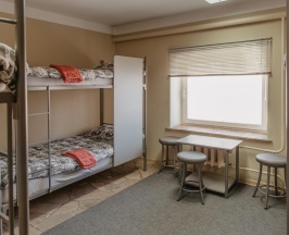 Кровать в 6-местном общем мужском номере в Hostel Inn