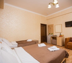 Стандарт 4-местный с двуспальной и односпальной кроватями и балконом в Джульетта