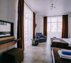 Четырехместный номер (3+1) с балконом в Космос