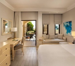 Номер Deluxe с видом на воду в Aphrodite Hills Hotel
