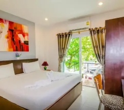 Двухместный номер Superior с балконом двуспальная кровать в Baan Yuyen Karon Guesthouse