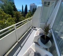 Трехместный номер стандарт с открытым балконом и боковым видом на море в Joy apartments