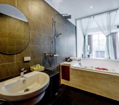 Двухместный люкс Deluxe с видом на бассейн двуспальная кровать в L'esprit de Naiyang Beach Resort