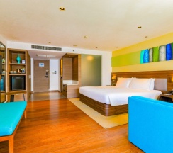 Четырёхместный люкс семейный с балконом в Отель Holiday Inn Resort Phuket Karon Beach by IHG