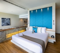 Двухместный люкс Grand с видом на море двуспальная кровать в Cape Sienna Gourmet Hotel & Villas