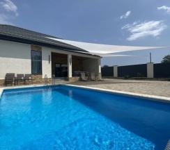 Коттедж с 3 комнатами с красивым видом из окна в Дом у реки