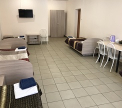 Кровать в общем номере с пятью кроватями в Парнас