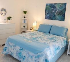 Коттедж с 2 комнатами в Private designer 8 room art getaway 2 Br-2Ba Full Kitchen Barbecue Patio 2min to beach