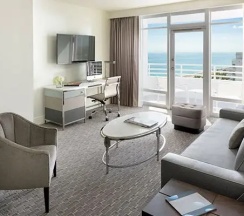 Четырёхместный полулюкс с балконом и oceanfront в Fontainebleau Miami Beach