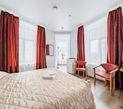 Видовая комната с эркером и балконом на Невский проспект в Октавиана