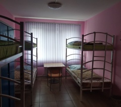 Кровать в общем номере с красивым видом из окна в Best xostel