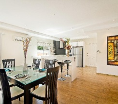 Вилла с балконом в Tropicana Pool Villa