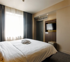 Номер Privilege Suite c большой двуспальной кроватью в МЕРКЮР ТЮМЕНЬ ЦЕНТР