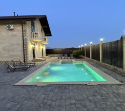 Четырёхместный семейный коттедж с балконом в Розмарин