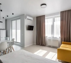 Двухместная студия с балконом двуспальная кровать в Квартира Студия Ladgorna на Независимости 88