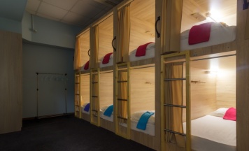 Спальное место в общем 10 местном капсульном номере в Nice Hostel