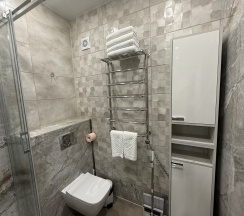 Семейный номер с двуспальной кроватью и 2 односпальными кроватями с кухней в BoxHouse