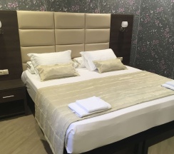 Номер двухкомнатный с одной большой кроватью и диваном в Коsмоs