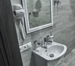 Двухместный стандарт с двуспальной кроватью (7) в July hotel