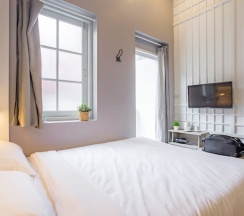 Двухместный номер Deluxe с балконом двуспальная кровать в Nornyaowarat Hostel