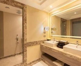 Двухместный полулюкс Blue Planet двуспальная кровать в Rixos Radamis Tirana Hotel