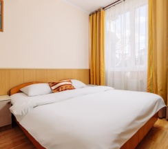 Стандарт с двуспальной  и двумя  односпальными кроватями до 4 гостей в Дельфин парк