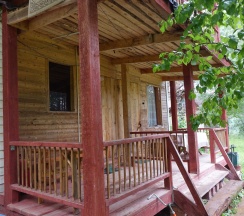 Четырёхместный люкс с балконом и с красивым видом из окна в Урочище Машуково