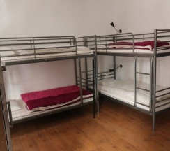 Кровать в общем номере с видом на город в I Love Madrid Hostel