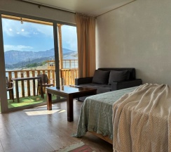 Домик с двухместной кроватью и диваном в Горное озеро