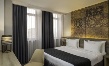 Двухместный номер Комфорт с балконом двуспальная кровать в Republica Hotel Yerevan
