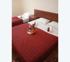 Трехместный номер с балконом в Unona family