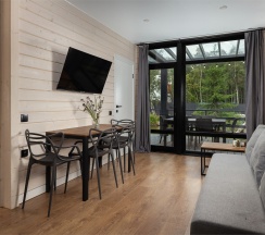 Коттедж с одной спальней и купелью в Black Village Family