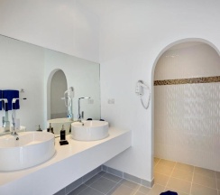 Семейный номер Standard с видом на сад в La Perle Luxury Boutique Hotel