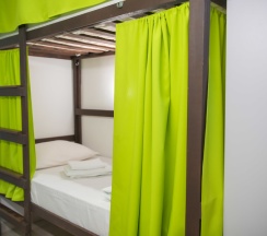 Мужской шестиместный номер (Верхнее) в Sunny Sochi Hostel